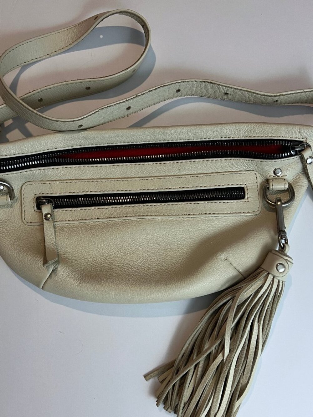 NWOT TAH leather white Nomad fanny pack with tassle